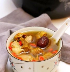 松茸菌煲排骨汤