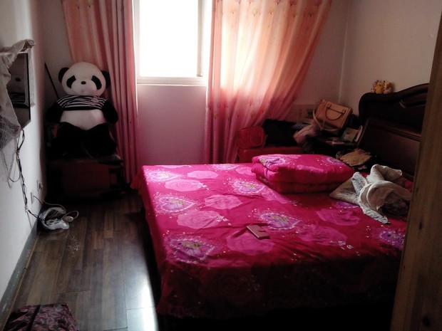 一张双人床一台电脑一个衣柜两个密码箱,怎么