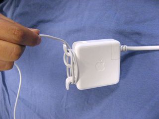苹果电脑充电器上的两个塑料钩子是干什么的_