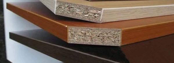 门板分为:颗粒板(也就是刨花板) 实木 密度板(高纤板&中纤板)     从
