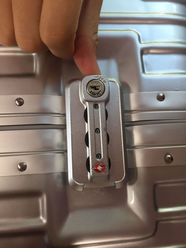行李箱的密码锁扣上的时候方向反了,锁好像卡