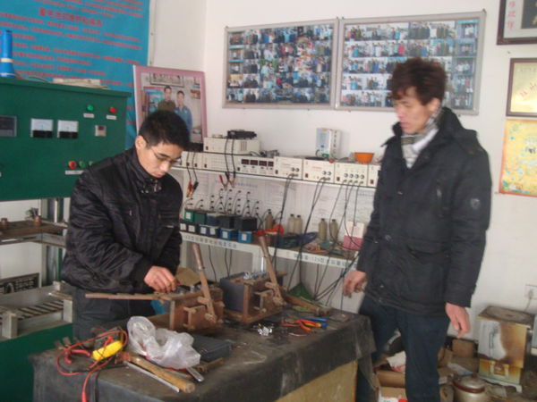 摩托车电瓶用万用表测量显示-12是什么意思_3