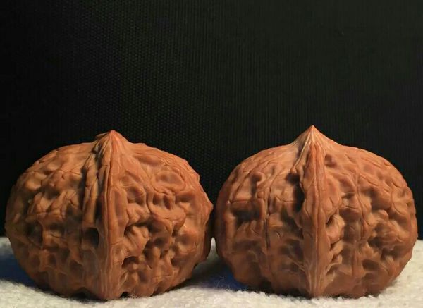 请教懂核桃的大神看看这两种核桃哪个品种好~