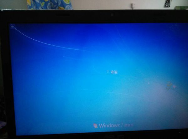 笔记本电脑上盖发热,屏幕有一区域变色细长的