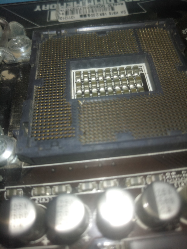 主板CPU接口针脚歪了 1150针的 大家帮忙看下