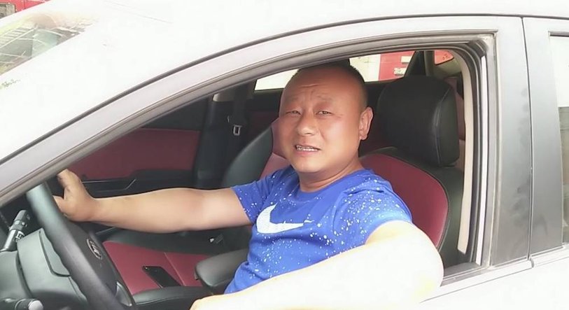 农村加油站汽油降价,92汽油多少钱一升?刚加完油的大哥告诉你价格