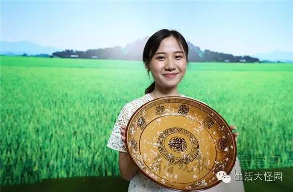 美女大胃王生撸八斤大米饭