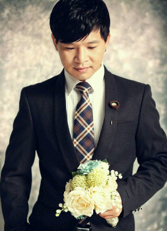 单曲 劳力士男人>是歌手冷漠和赵小兵合作的一首作品,由北京冒牌音乐