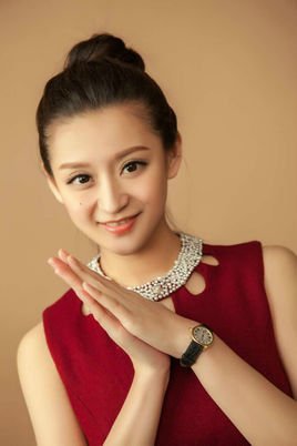 学院的本溪姑娘杜肖雄扮演"谢小梅",悄悄爱上了养殖场场长 "刘一水"