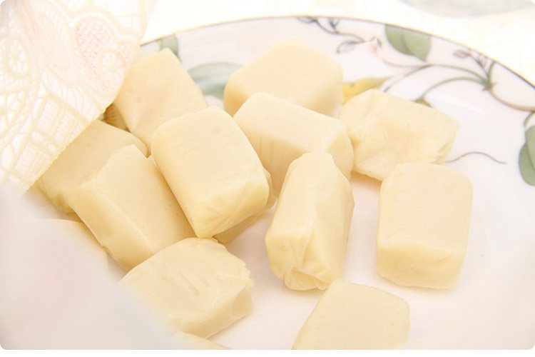 椰糖是一种天然食材,色泽为深棕色,可被制成各种