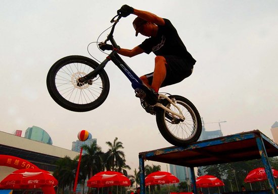 表演形式 特技单车(小轮车) 特技单车源于自行车越野,其车型较小,车把