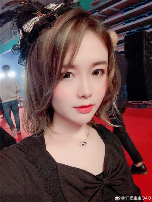 女装大佬直播的直播只有女装?no!